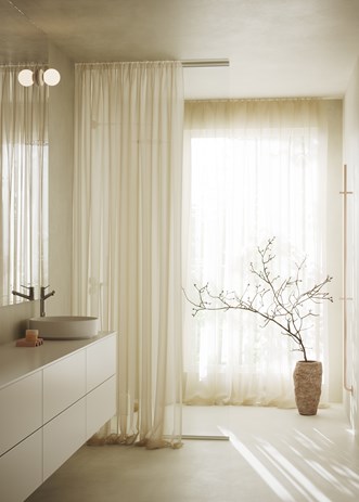 Kommod Core Solid Unlimited med bänkskiva Flow och tvättställ Soak.