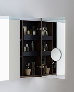 Spegelskåp med rymlig insida.