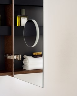 Ett spegelskåp med förstoringsspegel.