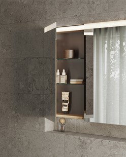 Ett spegelskåp som har byggts in i väggen.