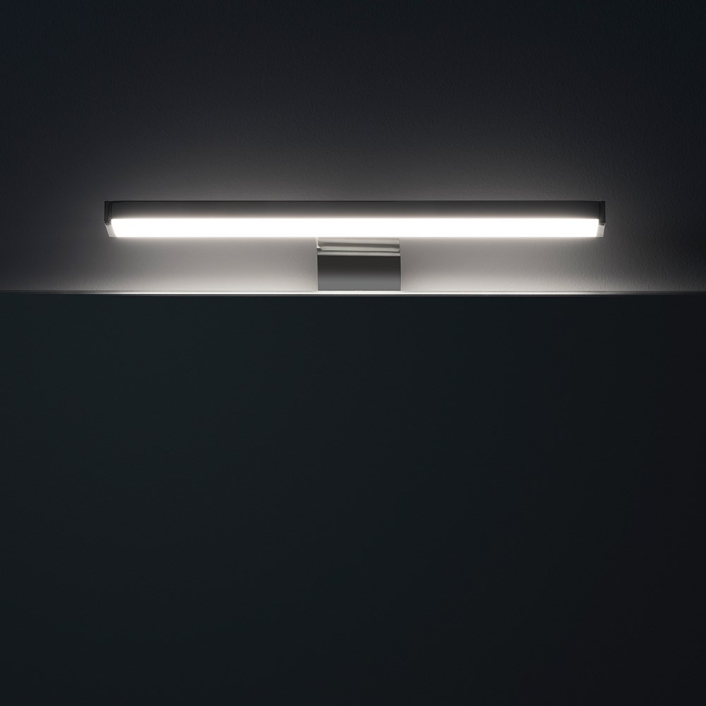 Belysningsarmatur i LED 4000 K. Till speglar 120–140 ingår två armaturer. LED-belysningen har lång livslängd och är säkerhetsklassad med IP44.