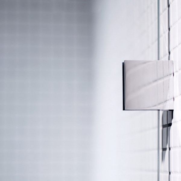 Visionen om fria glasytor och minimalt med detaljer återkommer ständigt i vårt utvecklingsarbete. Där gångjärn möter vägg täcks skruvhålen med matchande covers.