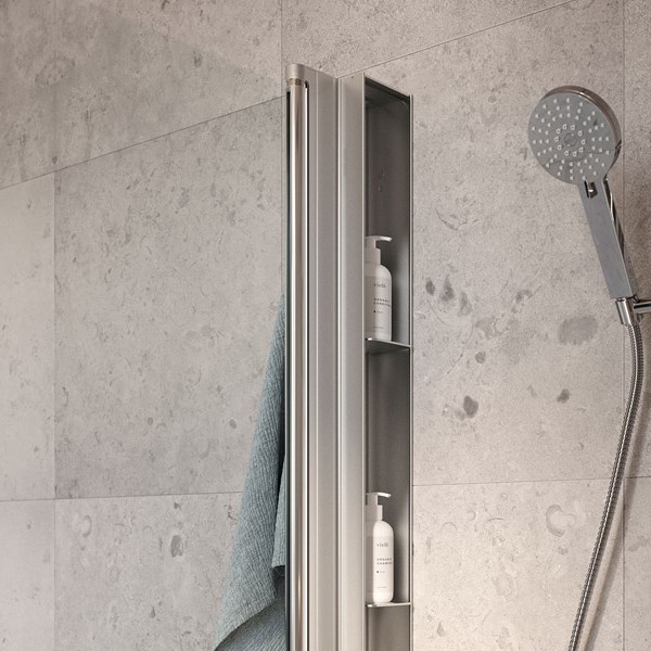 Pile är en innovativ duschhylla som integreras i väggprofilen i Linc. Hyllan finns i samma finishar som duschväggen.