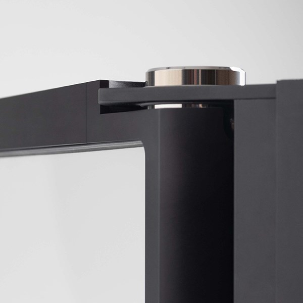 Navet i Edge är gångjärnet med axel i rostfritt stål – ett utmärkt exempel på den perfektion i mekaniken som
kännetecknar serien. Ramens hörnor är i massiv aluminium.