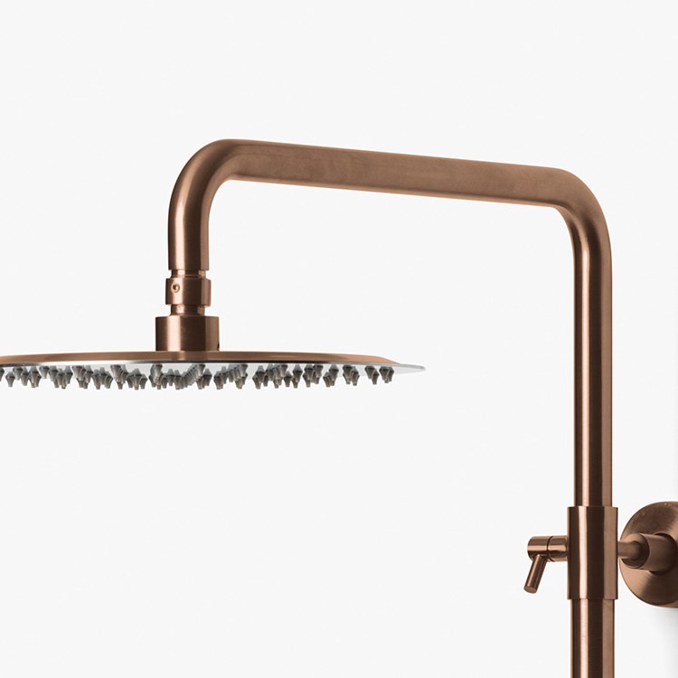 Duschstången är justerbar i höjdled mellan 970-1360 mm från golv till underkant taksil.
