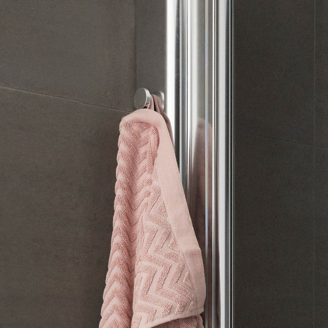 Krok på utsidan för upphängning av handduk eller morgonrock ingår.