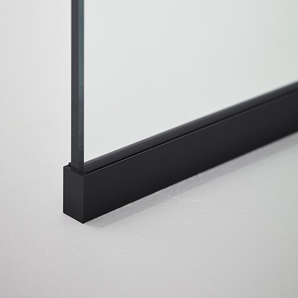 Arc Frame kommer med en aluminiumlist som håller tätt mot golv, vägg och tak.