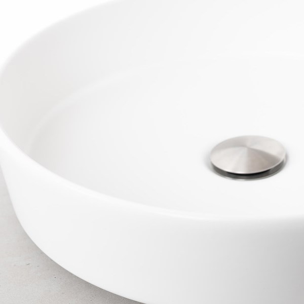 Vattenlås för vägg alt golvavlopp ingår. Komplettera med bottenventilen pop-up / öppen i önskad finish.