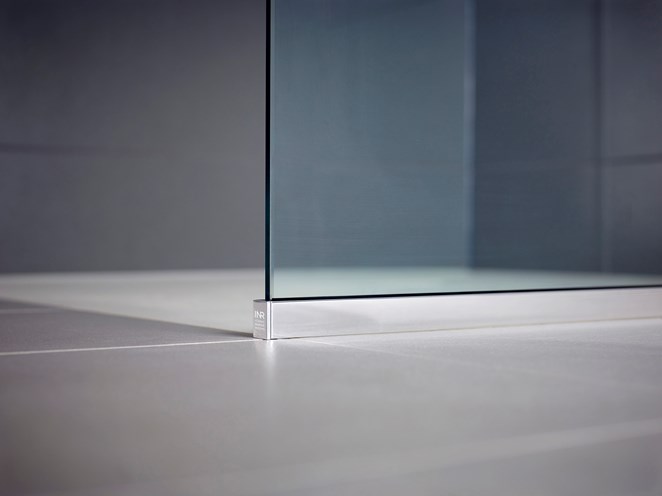 Arc Frame-skena i blankpolerad aluminium.