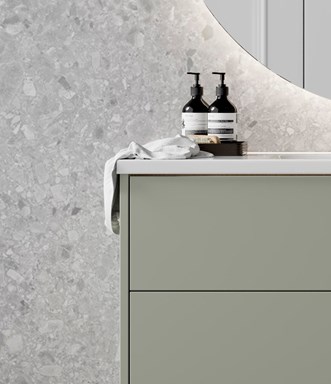 Den släta luckan till Grands innanförliggande lådor skapar ett symmetriskt uttryck med raka linjer mellan lådor och gavlar.