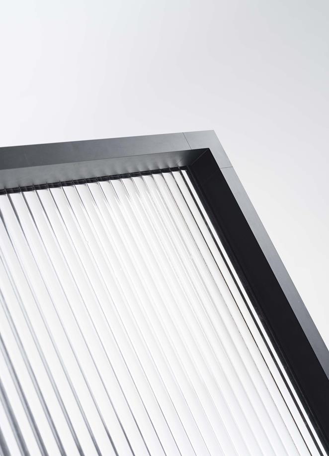 Duschvägg Edge i Onyx med glaset Sway.