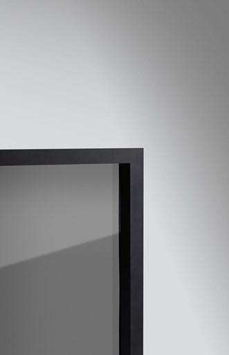 Duschvägg Edge i Onyx med glaset Smoke.