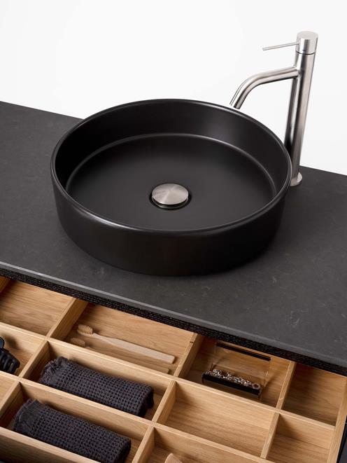 Air Wood i Black Oak med bänkskiva Raven.