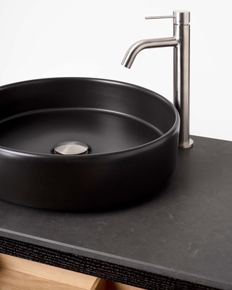 Tvättställsblandare Steel Voyage med Air Wood i Black Oak.