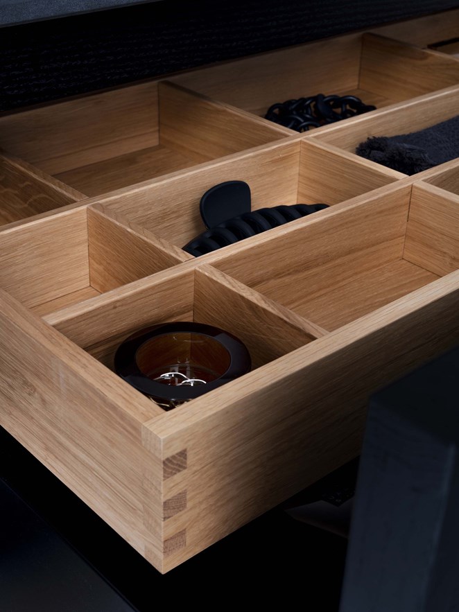 Fingerskarvad innerlåda i massiv Natural Oak.