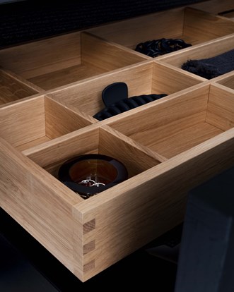 Fingerskarvad innerlåda i massiv Natural Oak.
