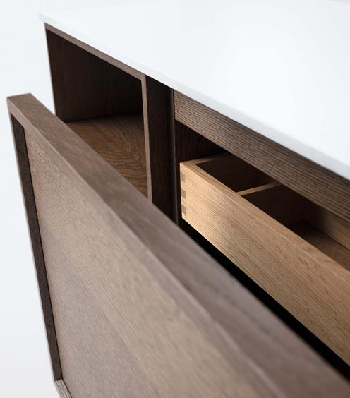 Air Wood i Dark Oak. Dold innerlåda bakom hel front.