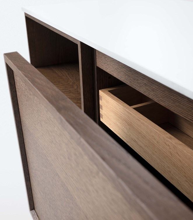 Air Wood i Dark Oak. Dold innerlåda bakom hel front.
