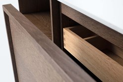 Air Wood i Dark Oak. Dold innerlåda bakom hel front.