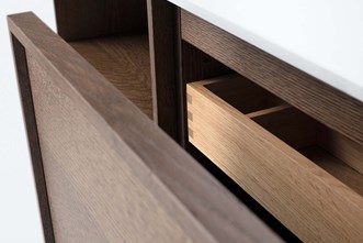 Air Wood i Dark Oak. Dold innerlåda bakom hel front.