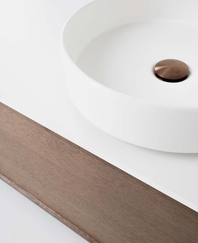 Air Wood i Dark Oak tillsammans med Brushed Bronze.