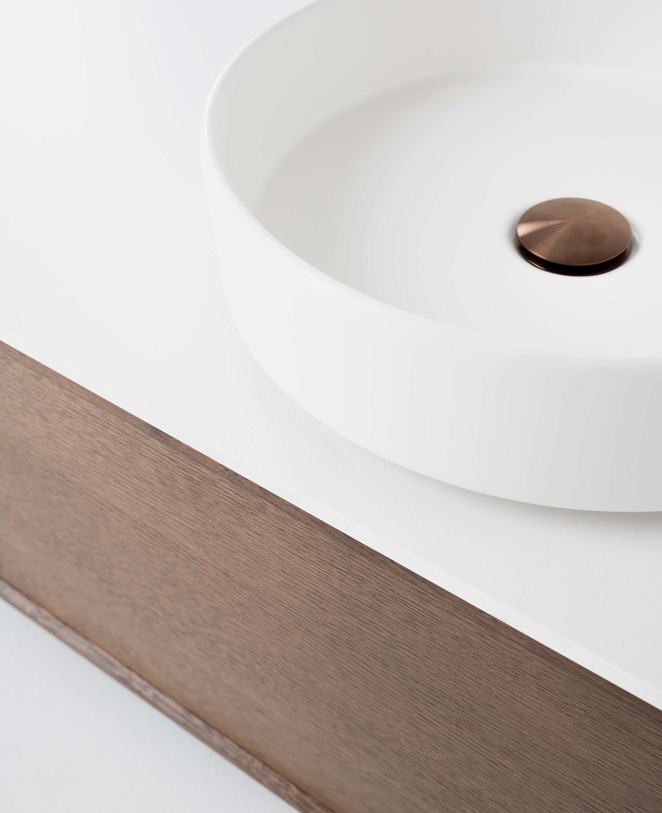 Air Wood i Dark Oak tillsammans med Brushed Bronze.