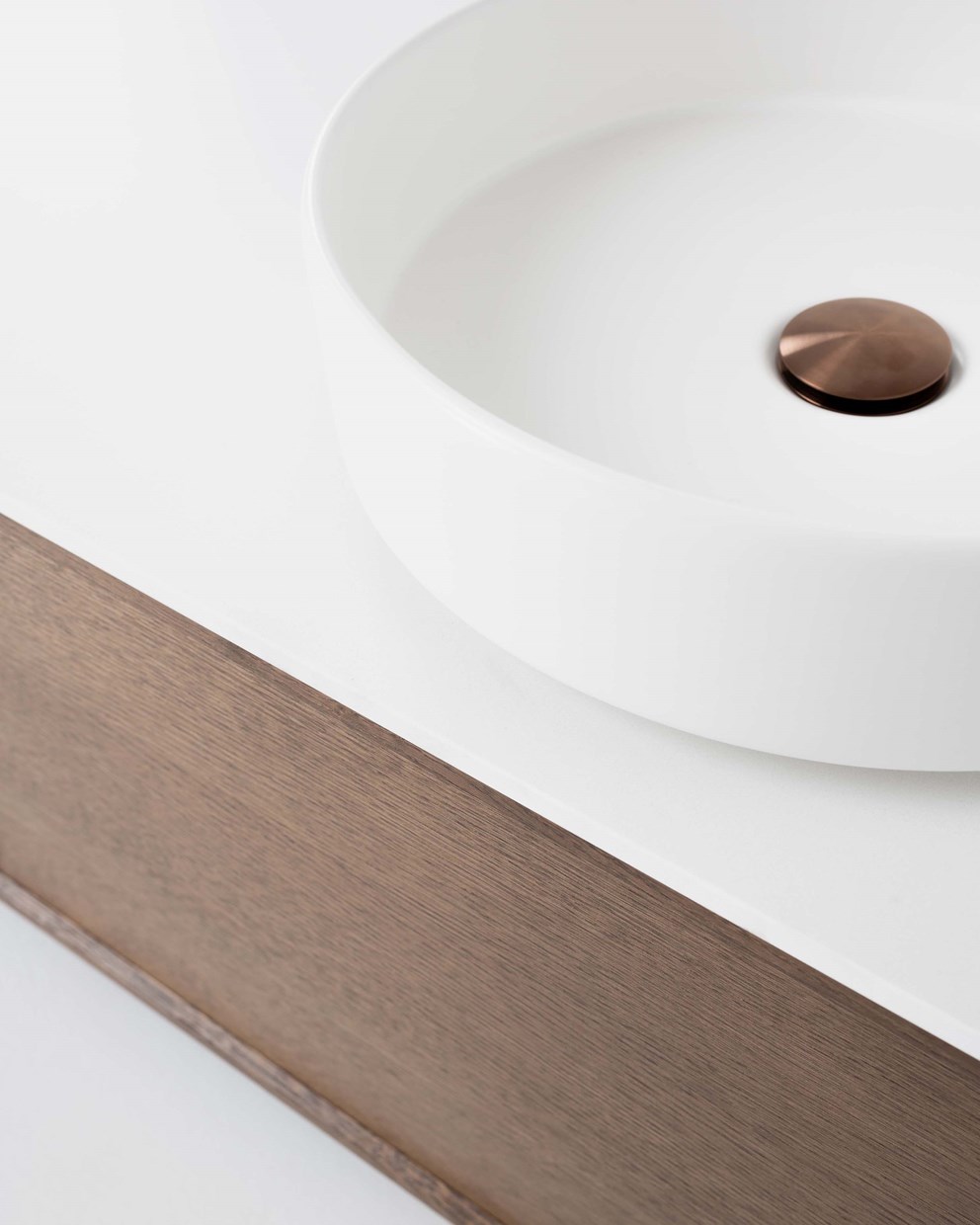 Air Wood i Dark Oak tillsammans med Brushed Bronze.