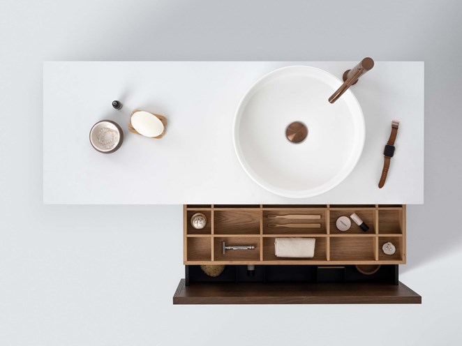 Air Wood 120 C i Dark Oak med bänkskiva Plain White och blandare i Brushed Bronze.
