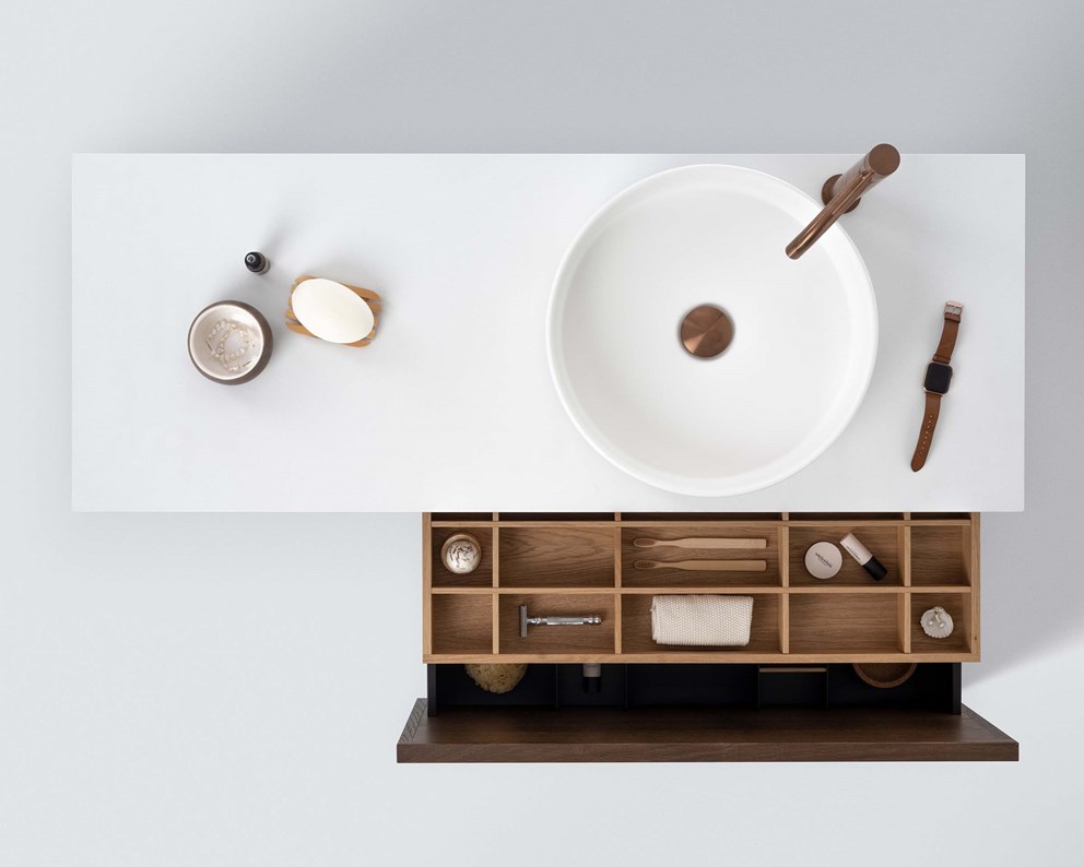 Air Wood 120 C i Dark Oak med bänkskiva Plain White och blandare i Brushed Bronze.