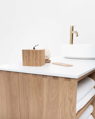 Air Wood med fingerskarvade detaljer.