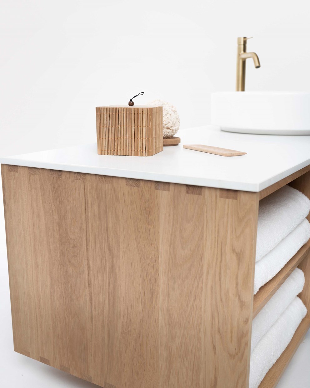 Air Wood med fingerskarvade detaljer.