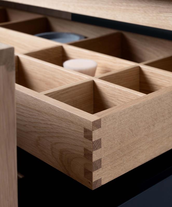 Fingerskarvad innerlåda i massiv Natural Oak.