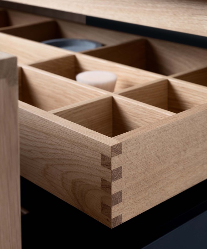 Fingerskarvad innerlåda i massiv Natural Oak.