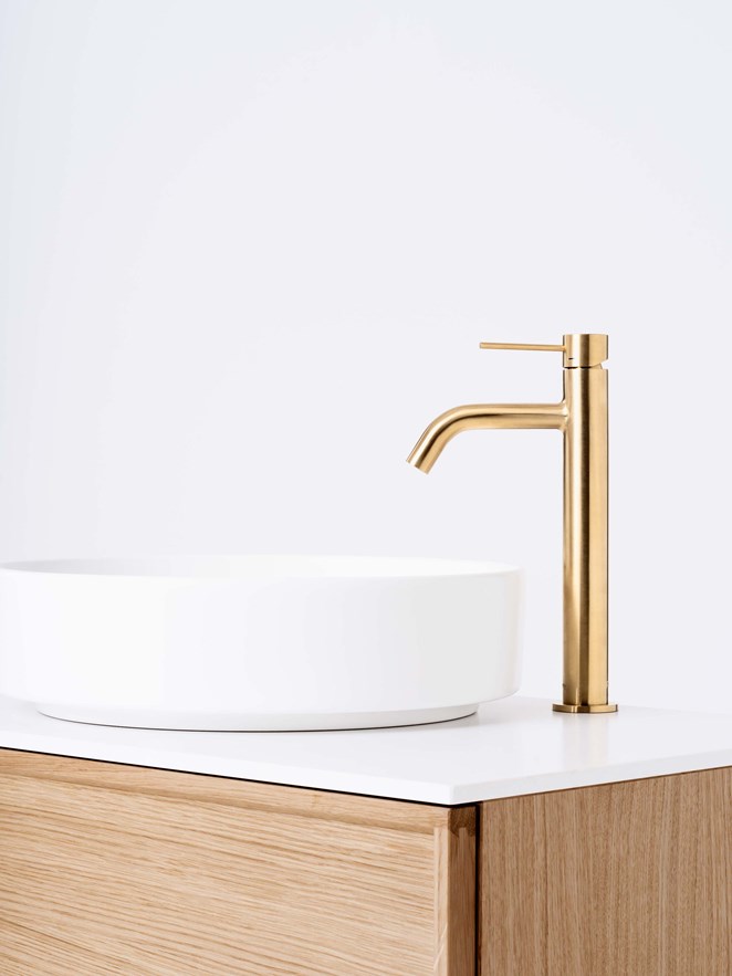 Air Wood i Natural Oak tillsammans med Brushed Brass.