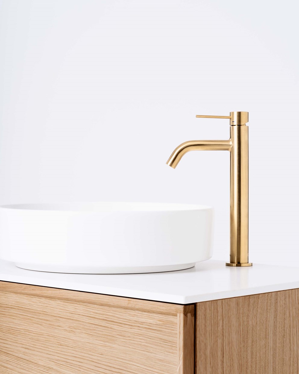 Air Wood i Natural Oak tillsammans med Brushed Brass.