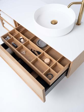 Air Wood i Natural Oak med bänkskiva Plain White och blandare i Brushed Brass.