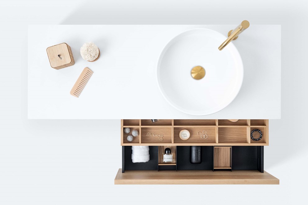 Air Wood 120 C i Natural Oak med tvättställsblandare Steel Voyage i Brushed Brass.