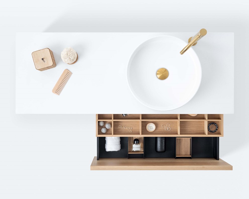 Air Wood 120 C i Natural Oak med tvättställsblandare Steel Voyage i Brushed Brass.