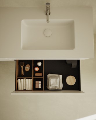 Kommod Core Solid med tillval Plus Storage, extra djup låda, och lådinredning Plus Divider.