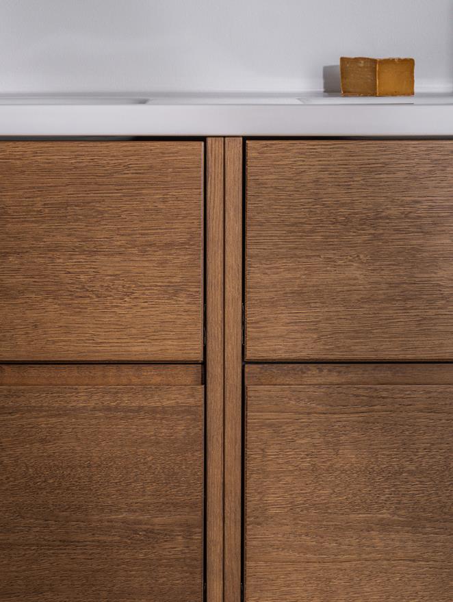 Kommod Grand Grip 140 i Dark Oak.
