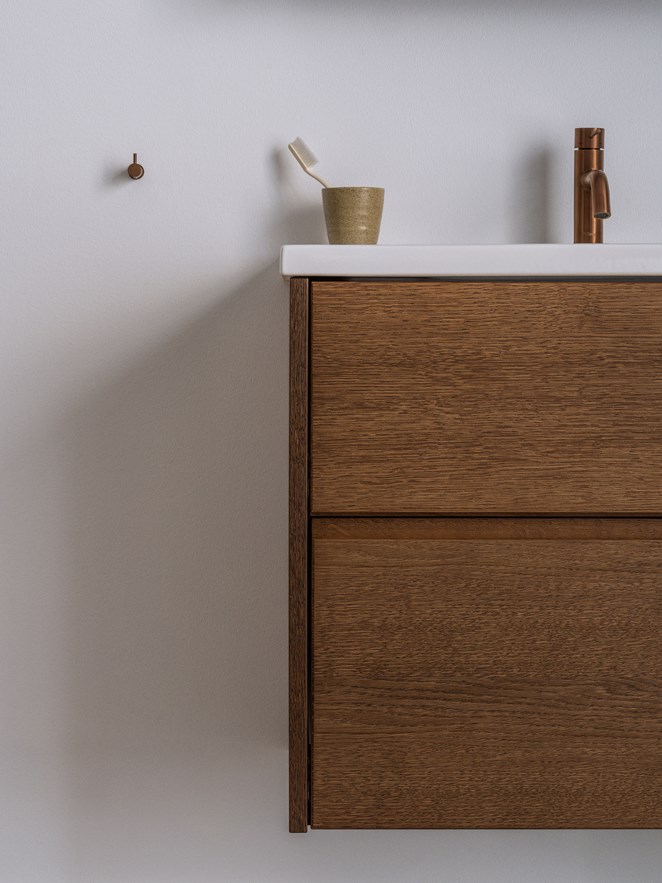Kommod Grand Grip 140 i Dark Oak.