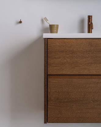 Kommod Grand Grip 140 i Dark Oak.