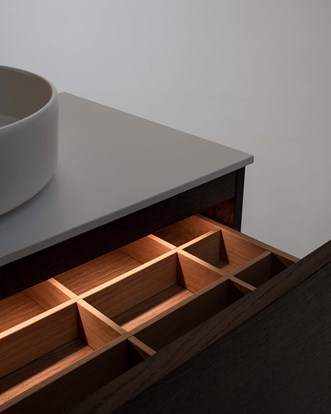 Plus Light ger dig sensorstyrd LED-belysning i övre låda och under kommoden.