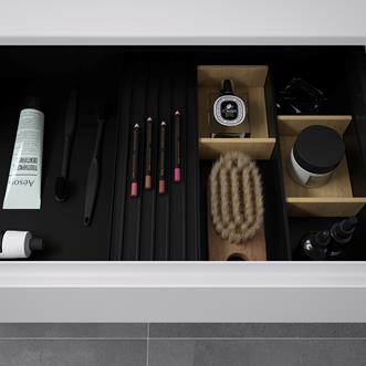 Organizer i Natural Oak och svart borstad aluminium. 10 cm breda och följer med i 2-pack i alla kommoder. Komplettera med fler.