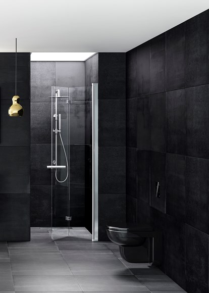 Vikbara duschdörren Linc 2 Flex i halvt vikt läge. Kommod Viskan Solid 100. Spegelskåp Stage 100.