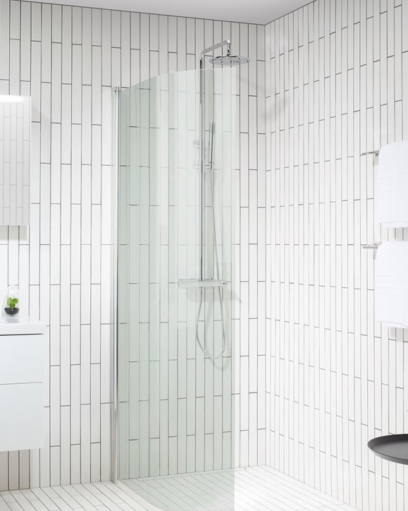 Duschvägg LINC Josephine med takduschen MIST. Kommod VISKAN Solid 80 i Premium White med spegelskåpet STAGE 80.