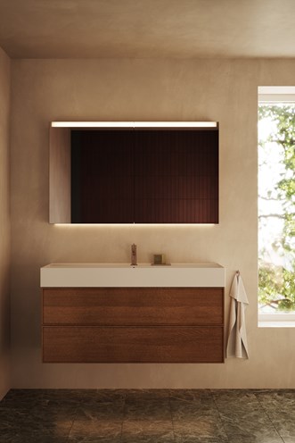 Kommod Core Sense 120 i Dark Oak med tvättställ Sharp och spegelskåp Stage Plus 120.