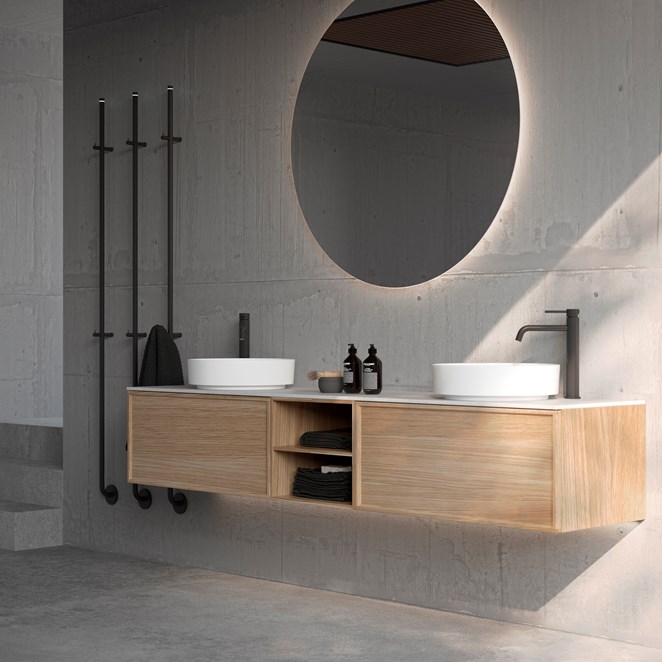 Air Wood Unlimited med blandare Voyage och spegel Loox 110.