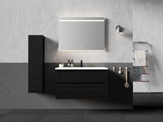 Grand Grip 100 i Black Oak med Sleek tvättställsblandare och spegeln Touch 100. Förvaringskåpet är Viskan Solid 120 i Black Oak.