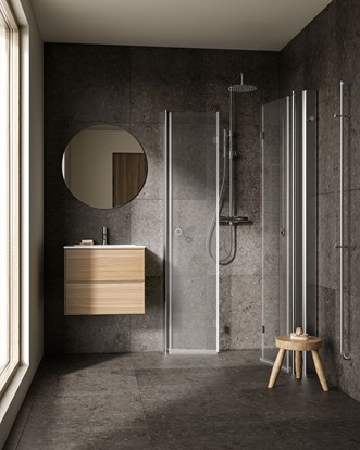 Kommod Core Sense 60 i Natural Oak med tvättställ Smooth. Duschhörna Linc Angel Flex med Pile och takdusch Mist. Handdukstork Line.